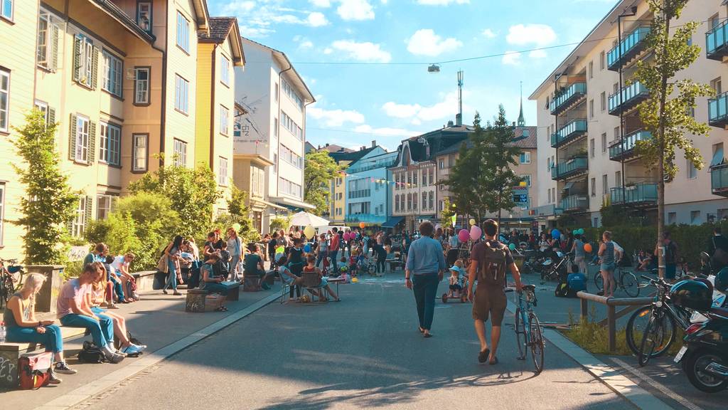 Die Mittelstrasse in Bern wird im Sommer wieder zum verkehrsfreien Begegnungsort.