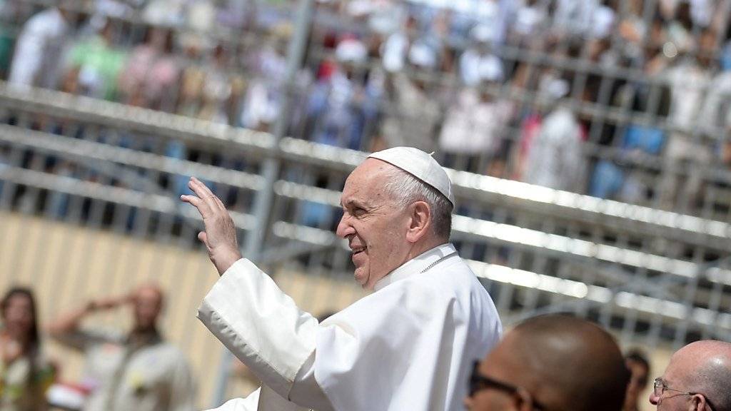 Papst Franziskus begrüsst die Gläubigen im Stadion.