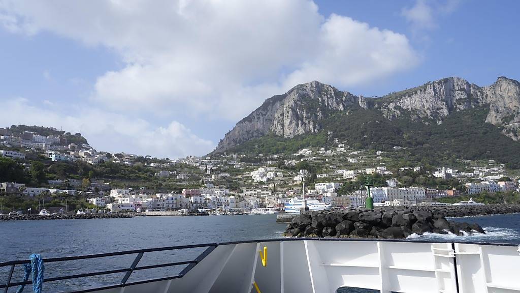 ARCHIV - Blick von einer Fähre auf den Hafen von Capri. Foto: Gregorio Borgia/AP/dpa