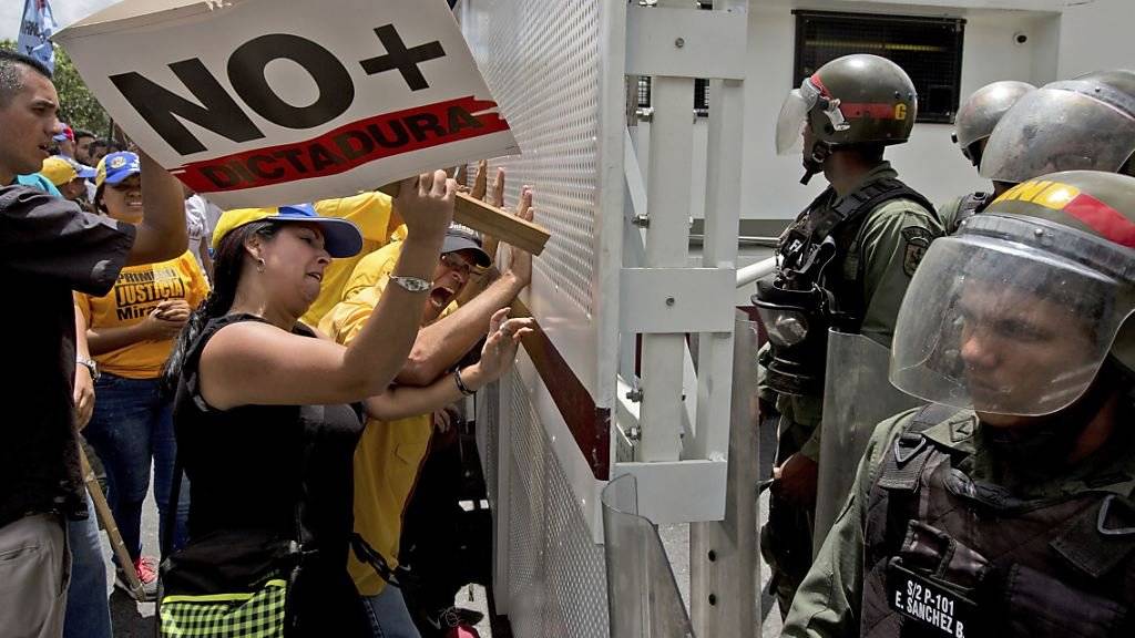 «Keine Diktatur mehr» steht auf dem Plakat, das diese Demonstrantin in Venezuelas Hauptstadt Caracas zur Schau trägt. Laut der Opposition geht der Staatsstreich im Land weiter.