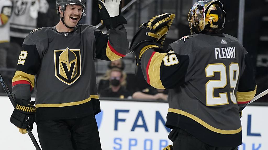 Goalie Marc-André Fleury (rechts) von den Vegas Goldenn Knights jubelt mit seinem Teamkollegen Nick Holden nach dessen Tor