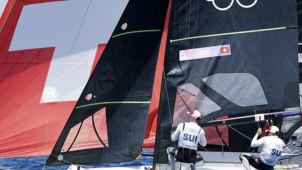 Die Schweizer 49er-Segler Sébastien Schneiter und Arno de Planta nehmen Kurs Richtung Medal Race