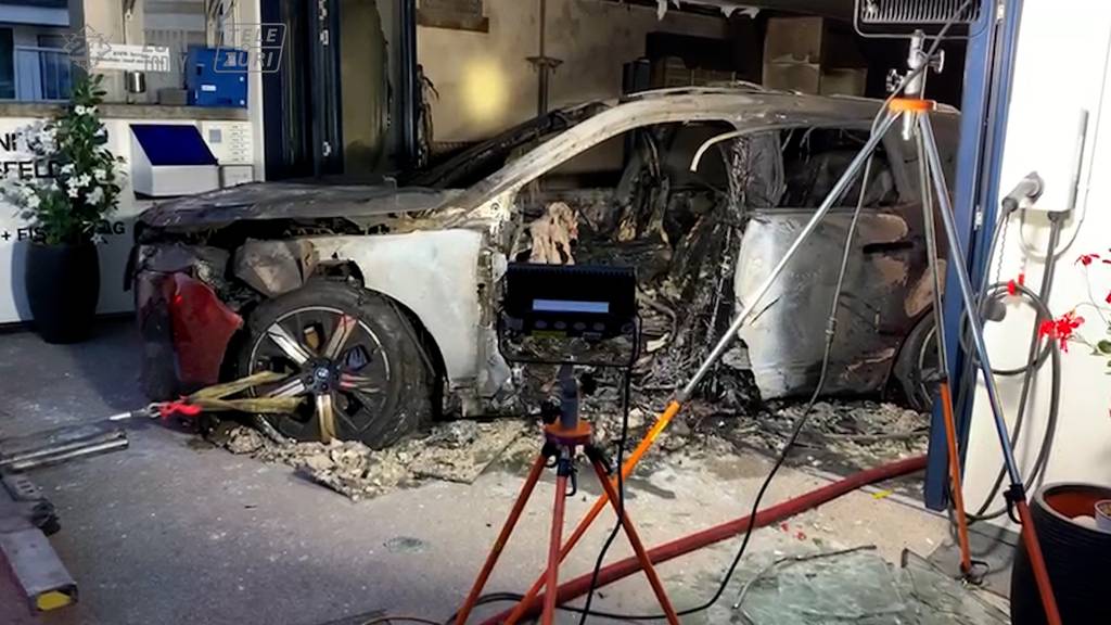 E-Auto fängt in Ausstellungsraum Feuer: Über eine Million Franken Sachschaden im Kreis 8 befürchtet