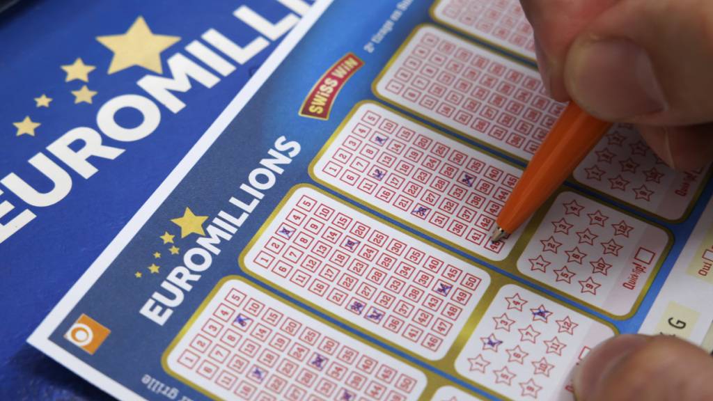 Eine Person füllt einen Euro-Millions-Spielschein aus. (Archivbild)