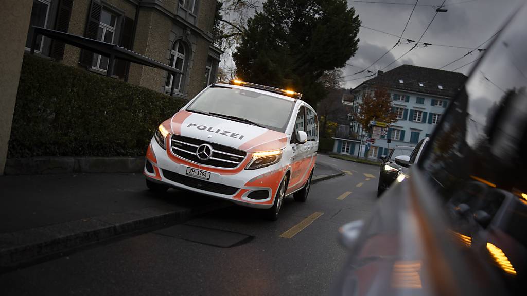 Die Stadtpolizei Winterthur hat zwei Männer festgenommen, die einem Rentner «Wunderheilung» durch ein Gebet versprochen hatten. (Symbolbild)