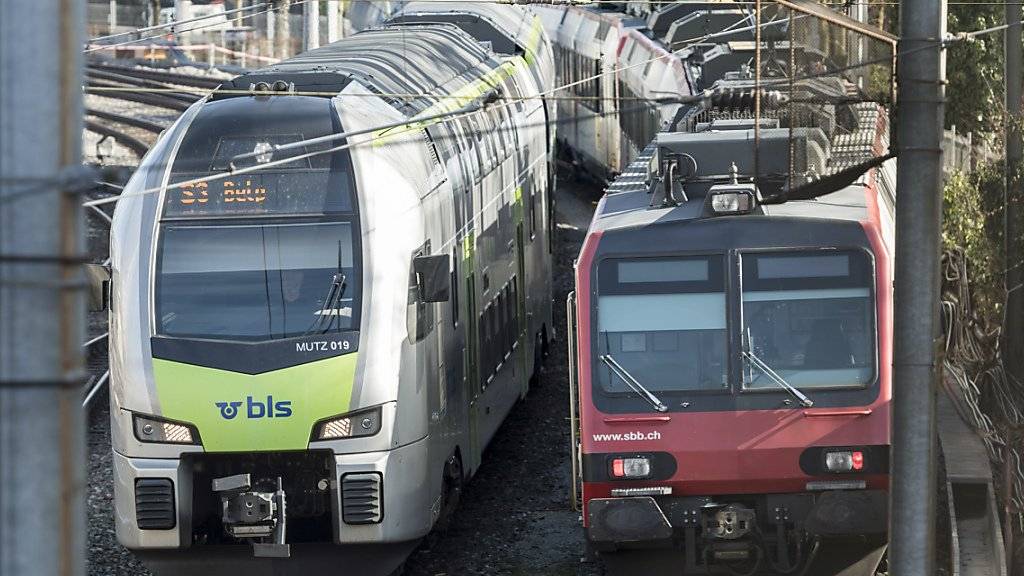 Die SBB behalten ab Ende 2019 den grössten Teil der Bahnlinien und das ganze Intercity-Netz. Der BLS bleiben zwei Interregio-Linien. (Archivbild)