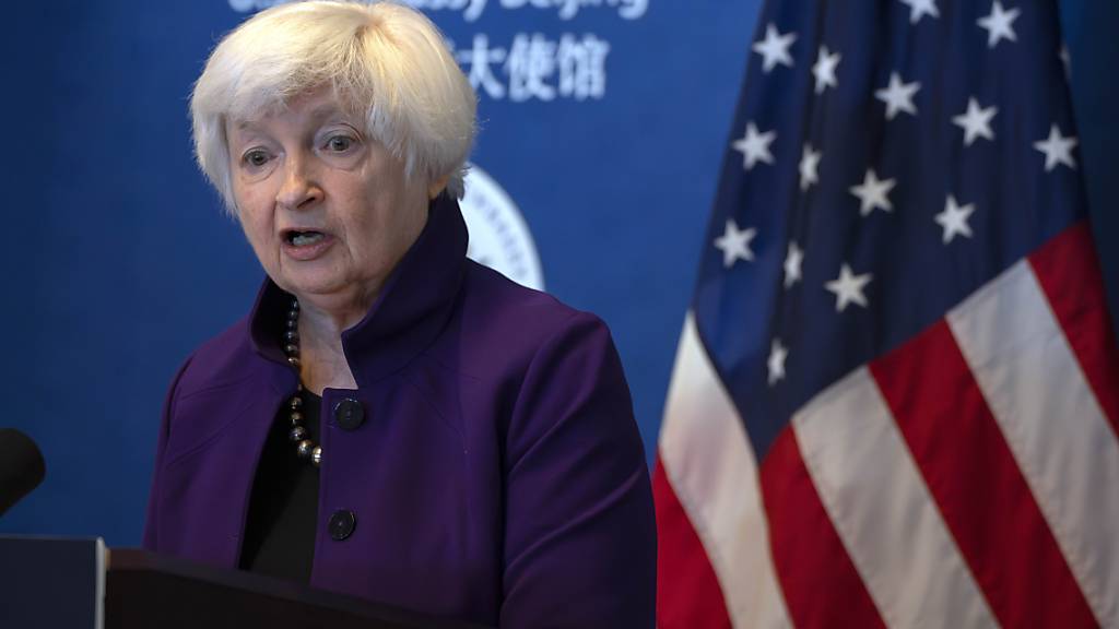 Janet Yellen, Finanzministerin der USA, spricht während einer Pressekonferenz in der US-Botschaft in Peking. Foto: Mark Schiefelbein/AP/dpa