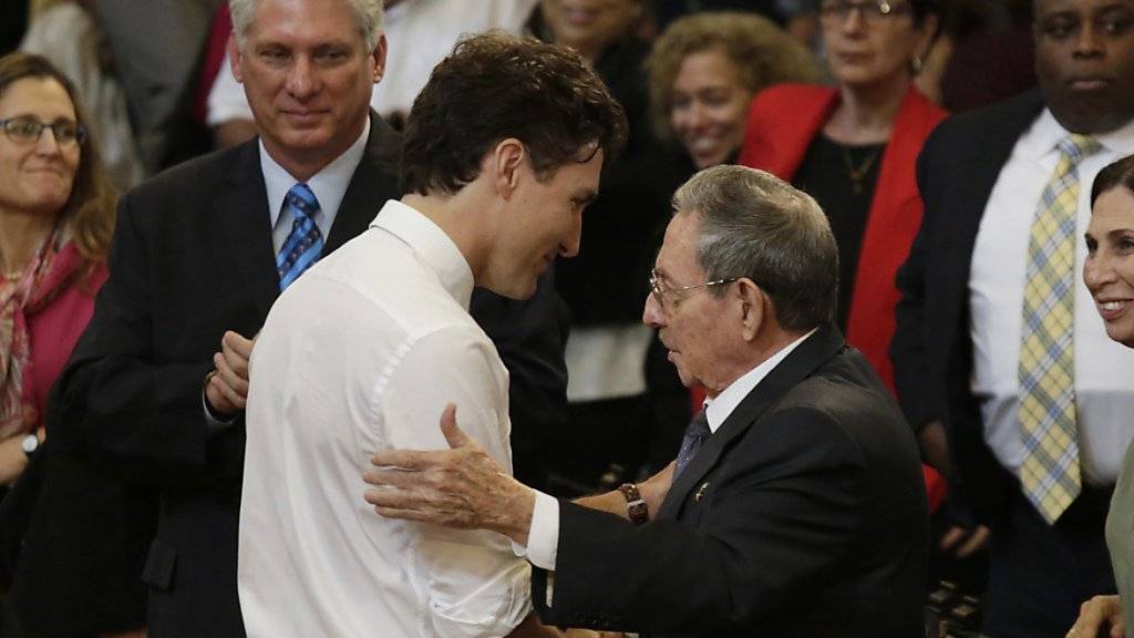 Kubas Staatschef Raul Castro begrüsst Kanadas Regierungschef Justin Trudeau an der Universität von Havanna.
