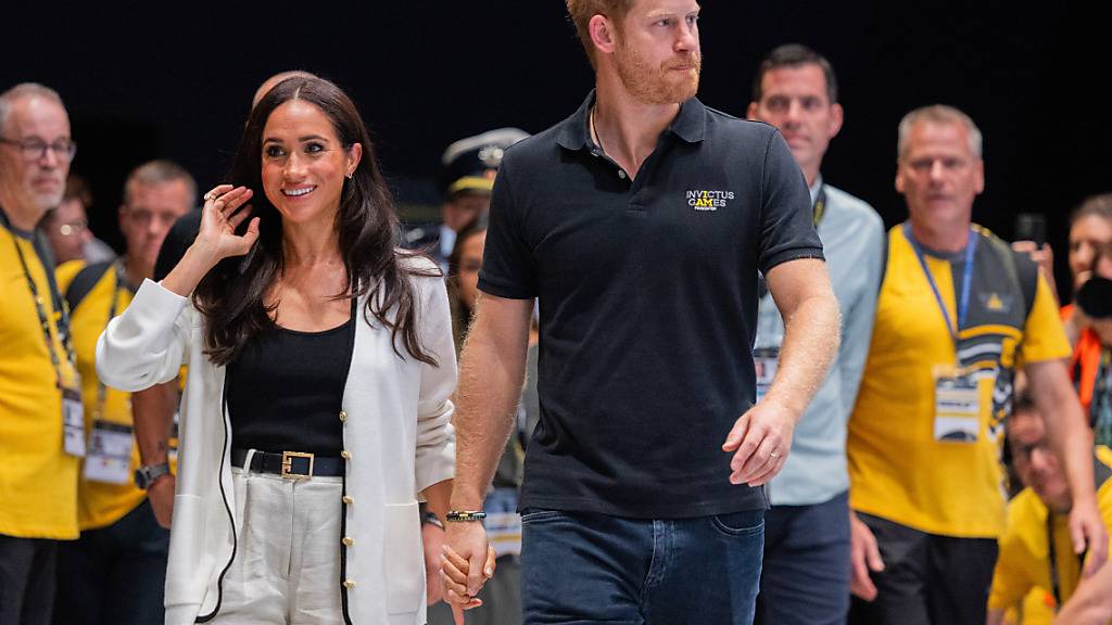 Harry und Meghan schauen sich den paralympischen Wettbewerb für kriegsversehrte Sportler an. Foto: Rolf Vennenbernd/dpa