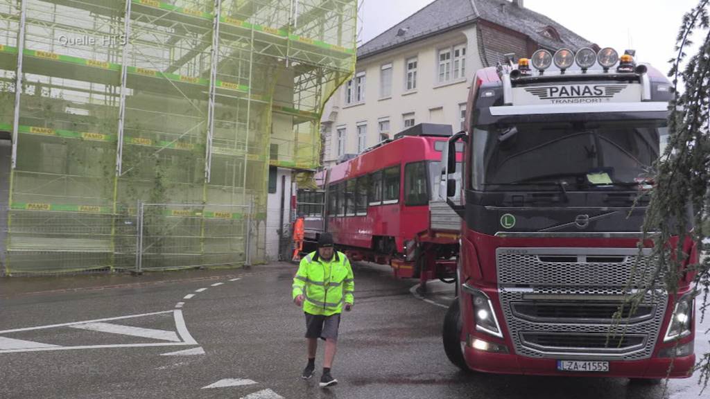 Brunnen muss weg: Improvisieren wegen stecken gebliebenem Schwertransporter in Erlinsbach