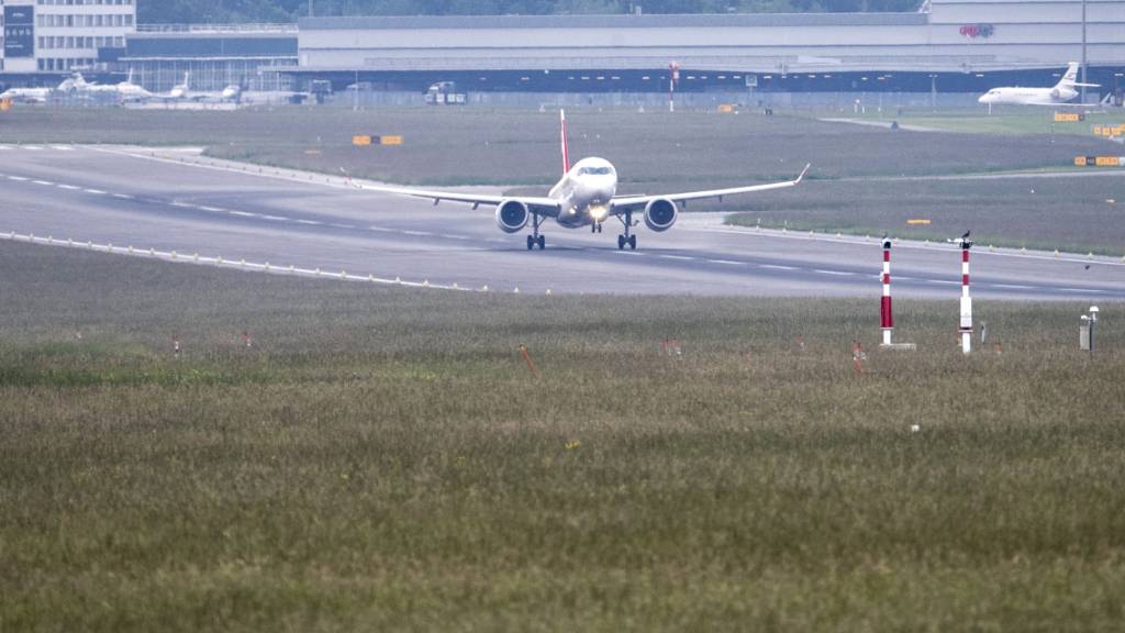 Der Betrieb auf dem Zürcher Flughafen soll pünktlicher und sicherer werden. Im Bild eine Maschine beim Start auf der Piste 14/32, die 280 Meter verlängert werden soll.