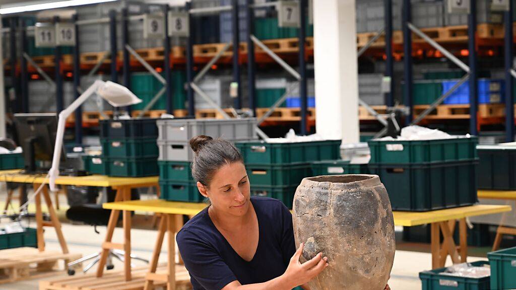 Die Leiterin Fachbereich Ur- und Frühgeschichte von der Kantonsarchäologie Luzern, Anna Kienholz, zeigt jungsteinzeitliche
Keramikscherben aus dem Seebecken. Als Vergleich dient ein aus der gleichen Epoche
stammender Kochtopf aus der jungsteinzeitlichen Siedlung Egolzwil.