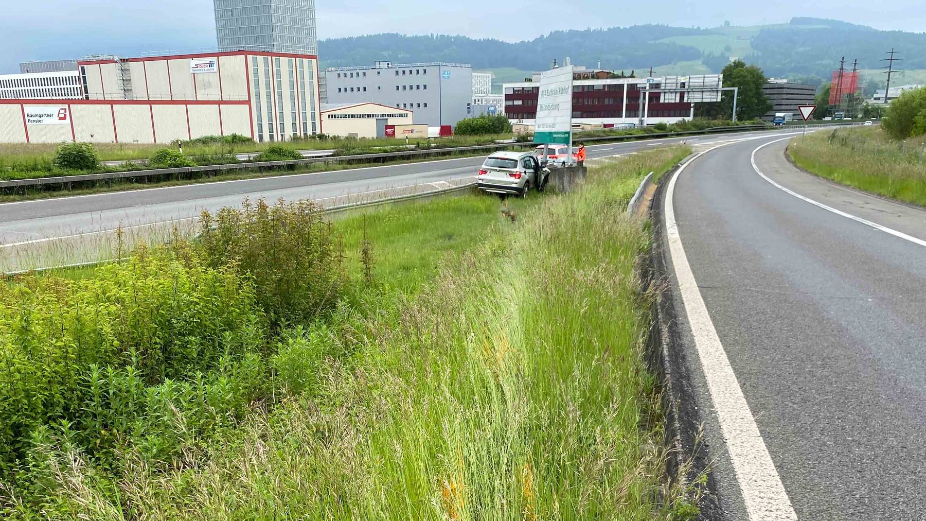 MM104_Risch Rotkreuz_Selbstunfall auf der Autobahn_Bild 1