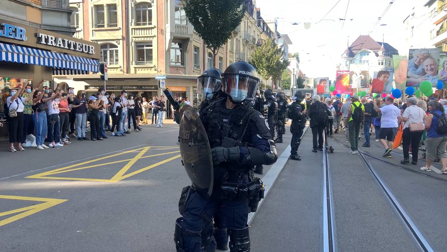 «Marsch Fürs Läbe» Und Gegendemo In Oerlikon: Polizei Mit Grossaufgebot ...