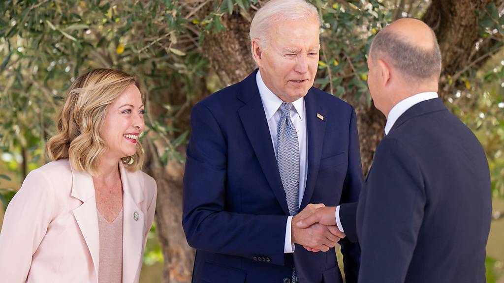 dpatopbilder - US-Präsident Joe Biden (M), begrüßt Bundeskanzler Olaf Scholz (SPD), neben Giorgia Meloni, Ministerpräsidentin von Italien, beim Gipfeltreffen der G7-Staaten. Foto: Michael Kappeler/dpa