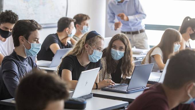 Aargauer Schüler der Sekundarstufe II lernen im Fernunterricht