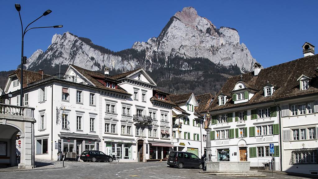 Die Kantonspolizei nahm auf dem Hauptplatz in Schwyz zwei Männer fest, die mutmasslich 28 Autos aufgebrochen hatten. (Archivaufnahme)