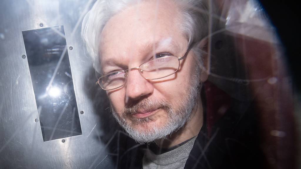ARCHIV - Wikileaks-Gründer Julian Assange verlässt das Westminster Magistrates Court in London, wo er zu einer Anhörung zum Auslieferungsgesuch der USA erschien. Foto: Dominic Lipinski/PA Wire/dpa