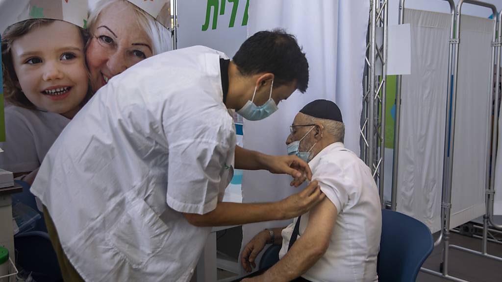 ARCHIV - Während die Infektionszahlen in Israel ein neues Rekordhoch erreichen, geht die Impfkampagne gegen das Coronavirus weiter. Foto: Oded Balilty/AP/dpa