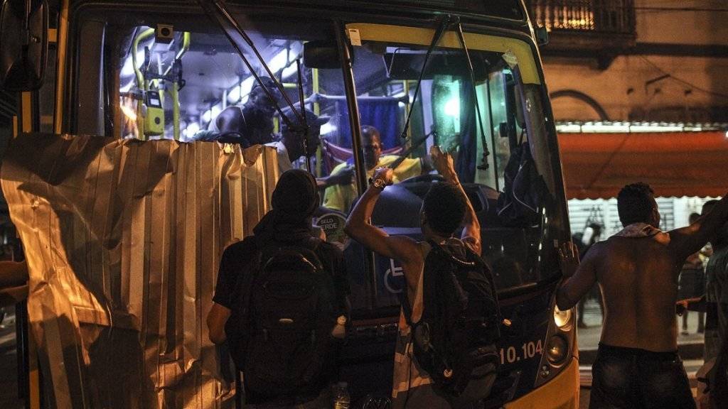 Aufgebrachte Menschen demonstrieren in in Rio de Janeiro gegen teurere Bustickets.