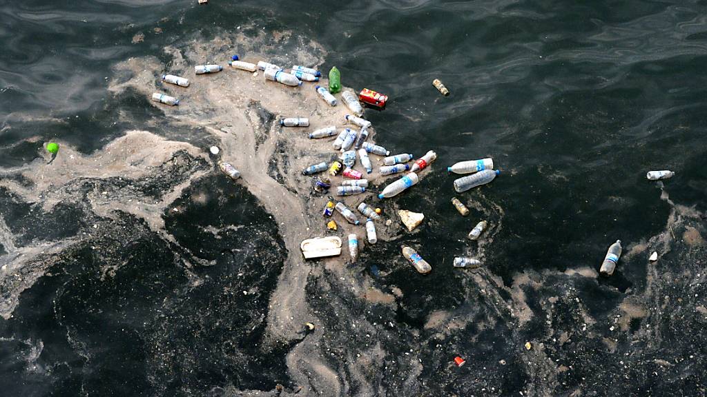 Leere Plastikflaschen und schwimmender Müll an der Mittelmeerküste in Beirut: Insgesamt fliessen laut einer Studie hunderttausende Tonnen von Plastikmüll ins Mittelmeer.