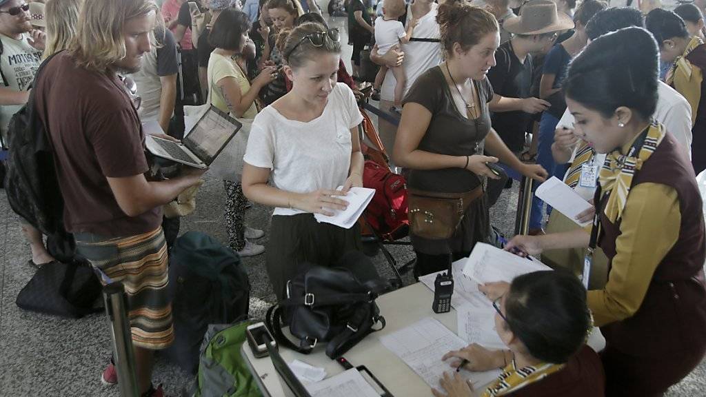 In Bali gestrandete Flugpassagiere lassen ihre Reisedokumente bearbeiten