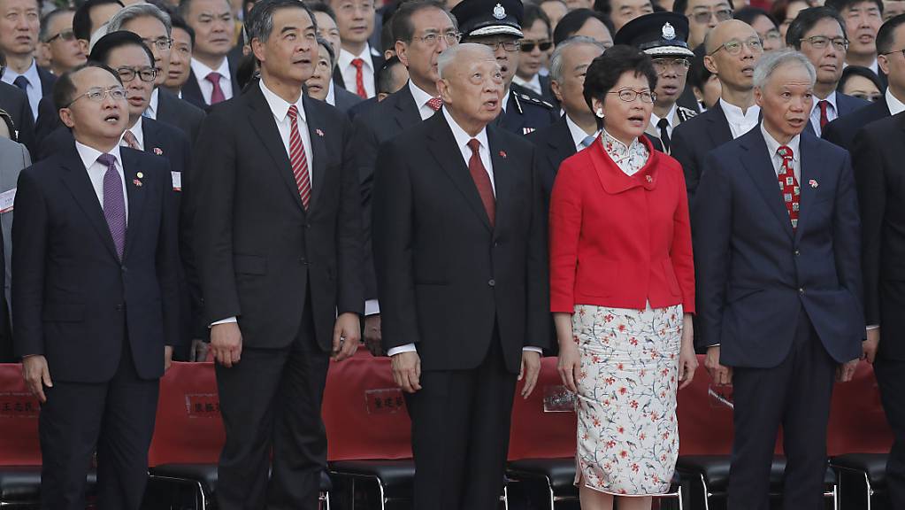 Der bisherige Direktor des Verbindungsbüros der chinesischen Regierung in Hongkong wird ersetzt. Wang Zhimin (ganz links) muss Luo Huining Platz machen. (Archivbild)