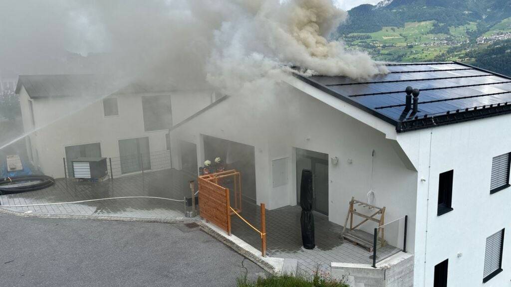 Ein Anwohner informierte die Polizei über eine starke Rauchentwicklung bei einem Haus in Obstalden.