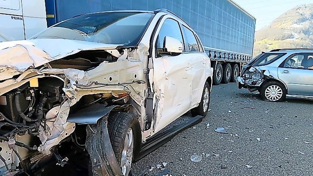 Zwei der drei in den Unfall involvierten Fahrzeugen erlitten Totalschaden. 