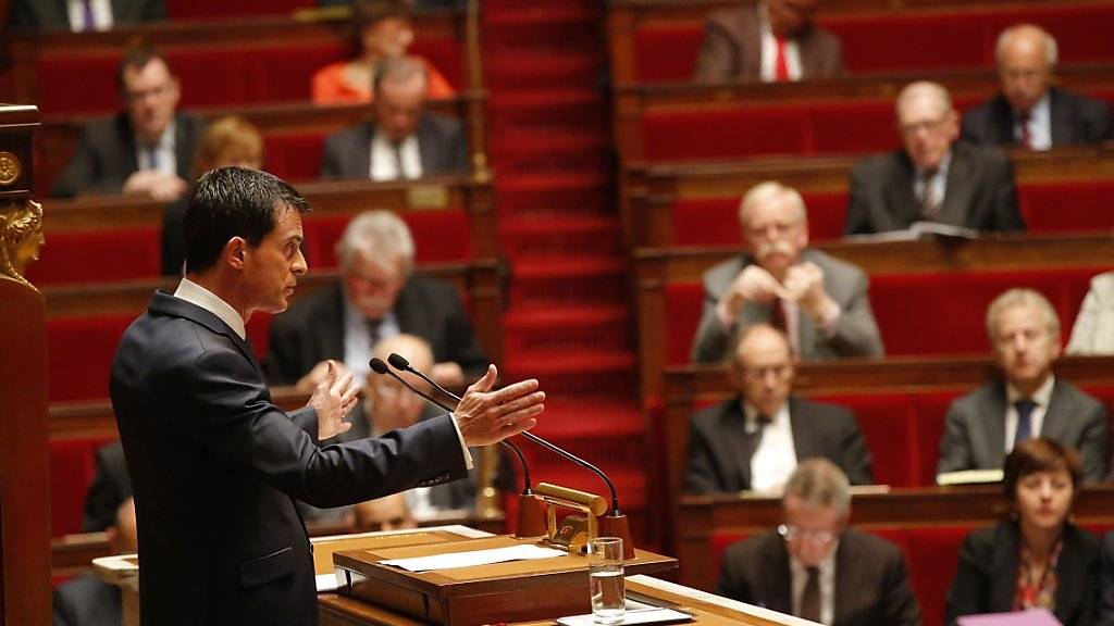 Die französische Nationalversammlung hat sich für eine Verlängerung des Ausnahmezustandes ausgesprochen. Premierminister Manuel Valls (Bild) hat vor der Möglichkeit von Terrorangriffen mit chemischen oder biologischen Waffen gewarnt.