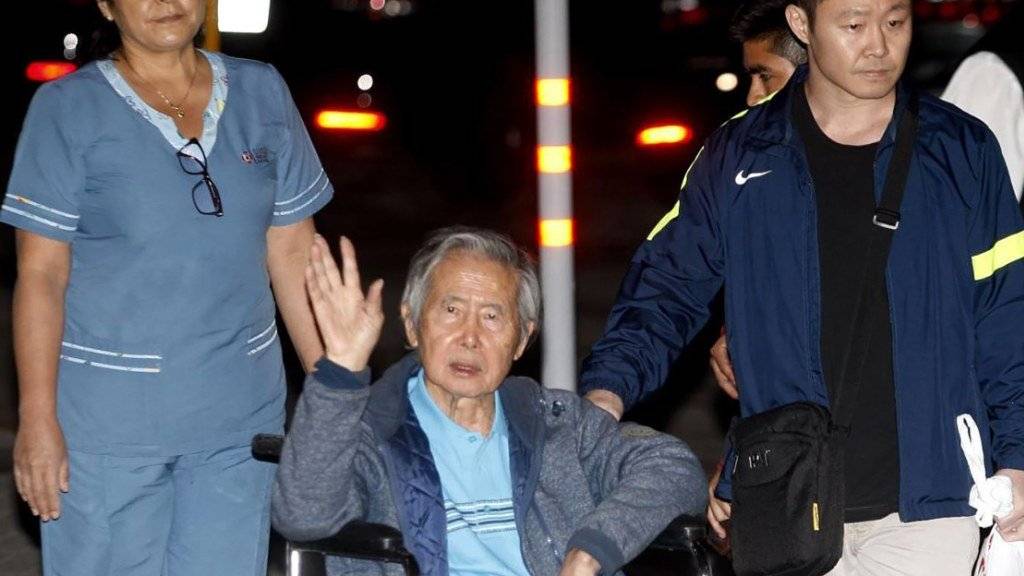 Der verurteilte frühere peruanische Staatschef Alberto Fujimori hat nach seiner Begnadigung das Spital in Lima als freier Mann verlassen.