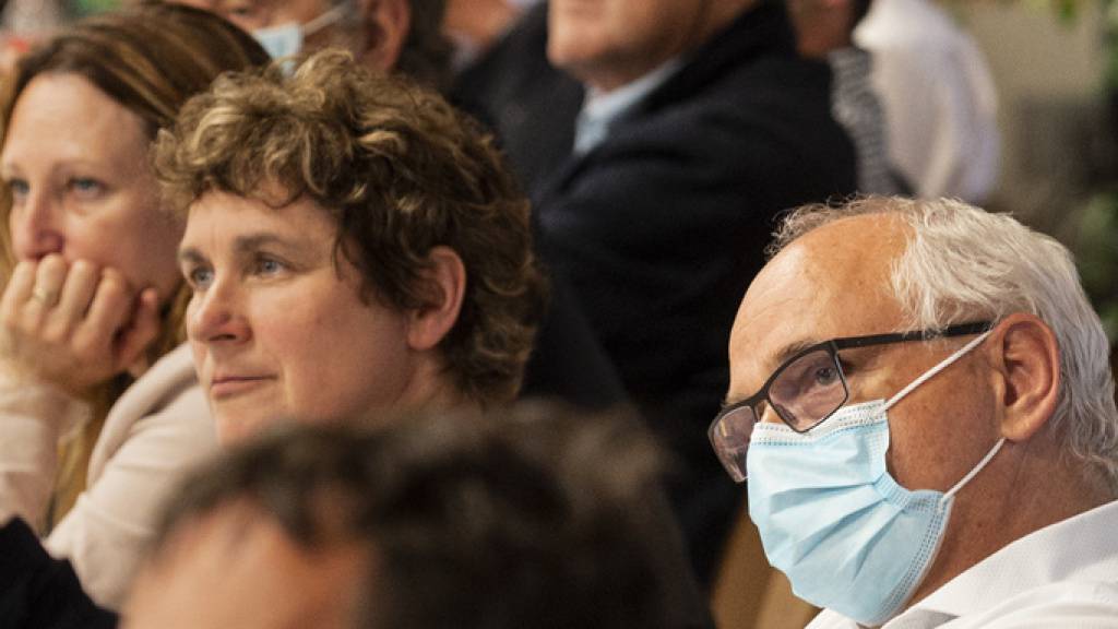 Als Maskenträger in der Minderheit: Der bernische Gesundheitsdirektor Pierre Alain Schnegg (rechts im Bild). (KEYSTONE/Alessandro della Valle)
