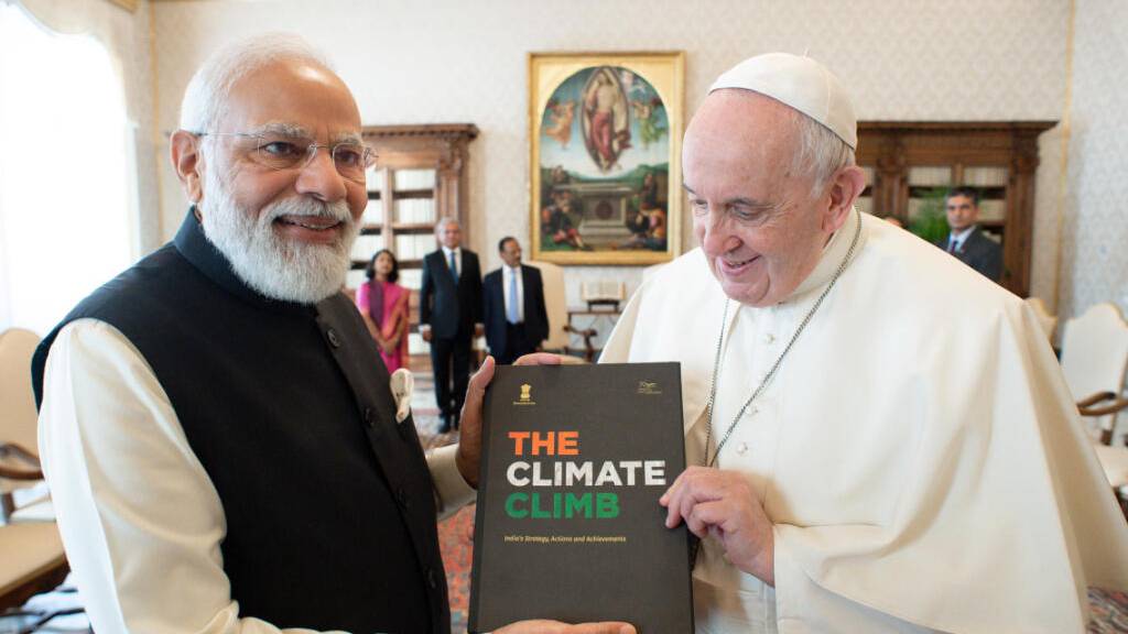 HANDOUT - Narendra Modi, Premierminister von Indien, überreicht Papst Franziskus ein Buch zur Klimastrategie Indiens während eines Treffens im Vatikan. Nach dem Treffen reist Modi weiter zum UN-Klimagipfel COP26, der an diesem Sonntag (31.10.2021) in Glasgow beginnt. Foto: Vatican Media/ANSA via ZUMA Press/dpa - ACHTUNG: Nur zur redaktionellen Verwendung im Zusammenhang mit der aktuellen Berichterstattung und nur mit vollständiger Nennung des vorstehenden Credits