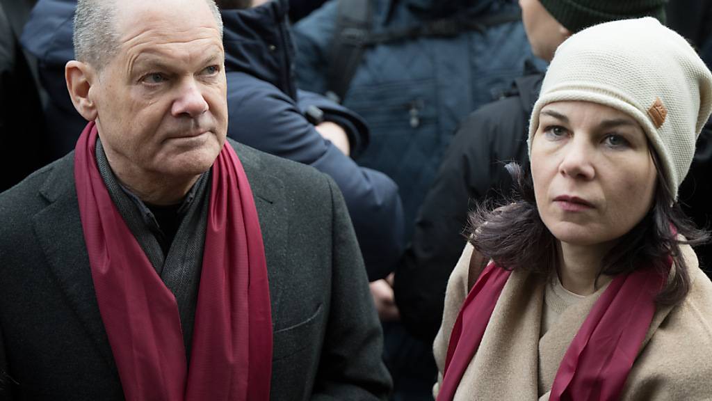 Der deutsche Bundeskanzler Olaf Scholz und Annalena Baerbock, Außenministerin, bei der Demonstrationen «Potsdam wehrt sich». Foto: Sebastian Christoph Gollnow/dpa