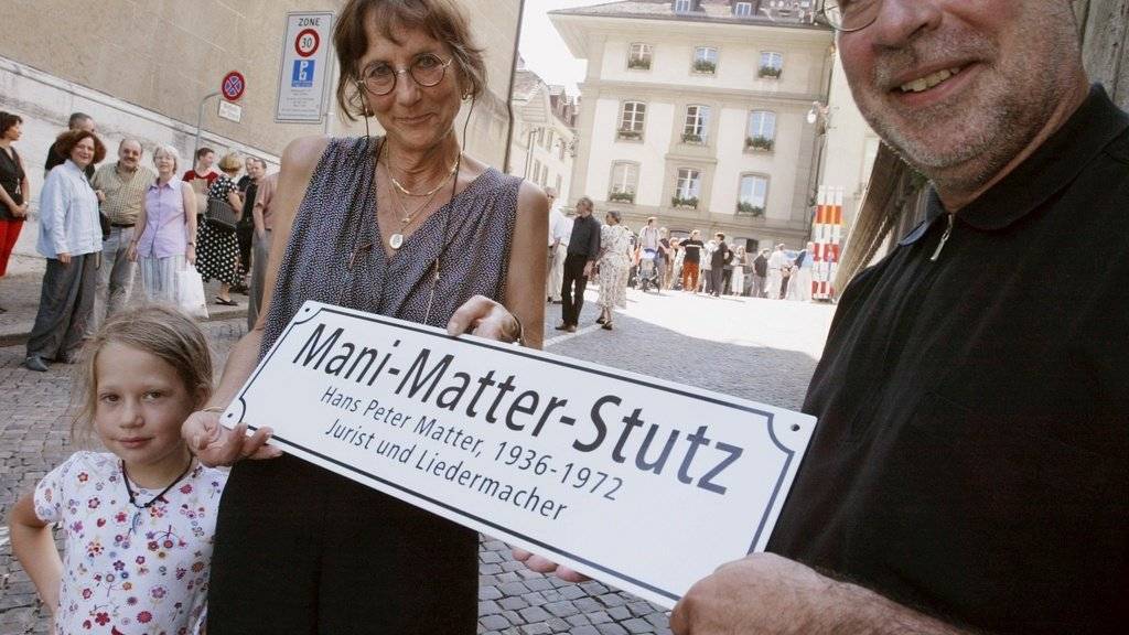 Morgen Donnerstag würde Mani Matter 80: Mit Journalisten über ihn zu reden, kostet seine Witwe Joy Matter (hier 2003 bei der Einweihung des Mani-Matter-Stutz in Bern) noch immer viel Kraft. (Archivbild)