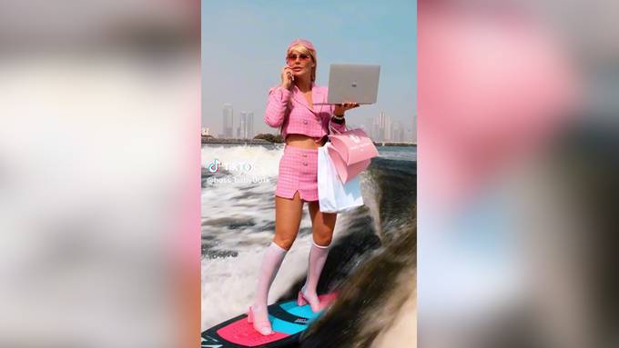 Wakeboard-Barbie mit High Heels und Glitzerkleid begeistert das Netz