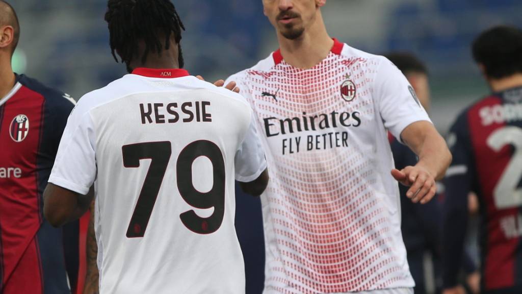 Zlatan Ibrahimovic für einmal nur in der Rolle des Gratulanten: Der schwedische Routinier verschiesst einen Penalty - Milan siegt trotzdem