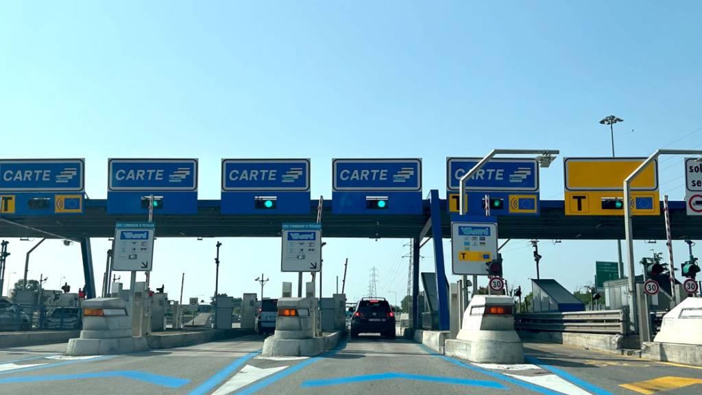 ARCHIV - Eine Mautstelle auf der Autostrada zwischen Mailand und Varese, der ersten modernen Autobahn der Welt. Foto: Christoph Sator/dpa