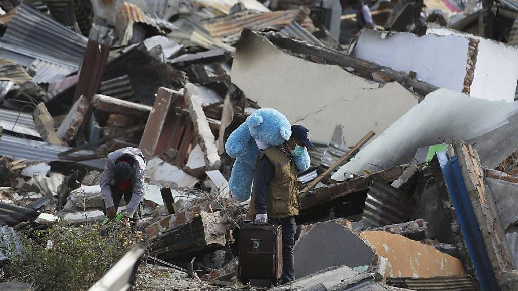 Auf der indonesischen Insel Sulawesi werden nach dem Erdbeben und dem Tsunami noch über 5000 Personen vermisst.