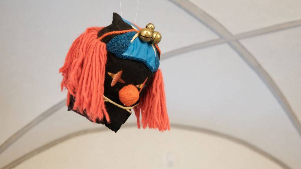 Eine Maske von Nathalie Bissig, die im Nidwaldner Museum zu sehen ist.