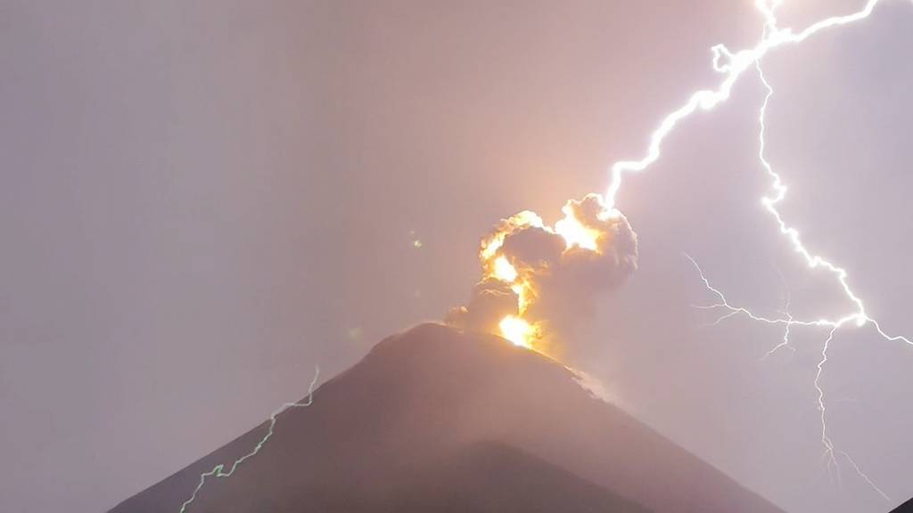 Blitzgewitter an Vulkan lässt Reisende sprachlos zurück