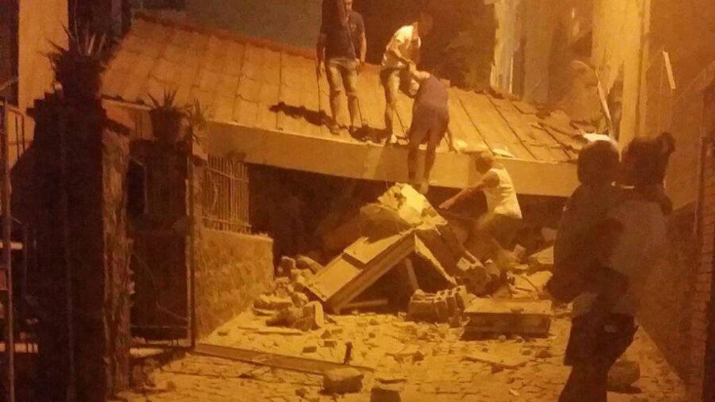 Bei einem Erdbeben auf der Insel Ischia sind mindestens zwei Menschen ums Leben gekommen.