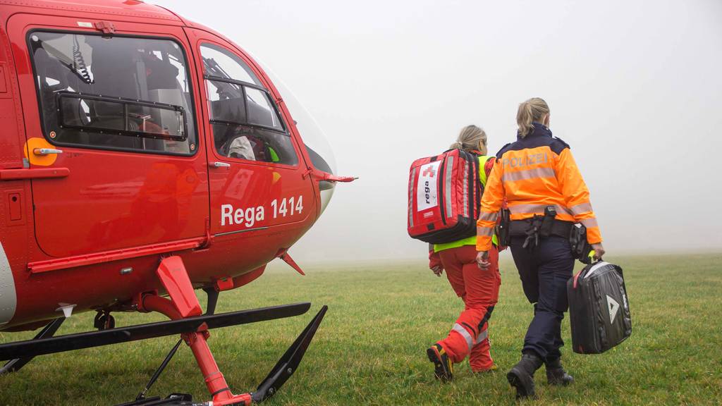 Frau wird bei Reitunfall verletzt – Rega muss sie ins Spital fliegen