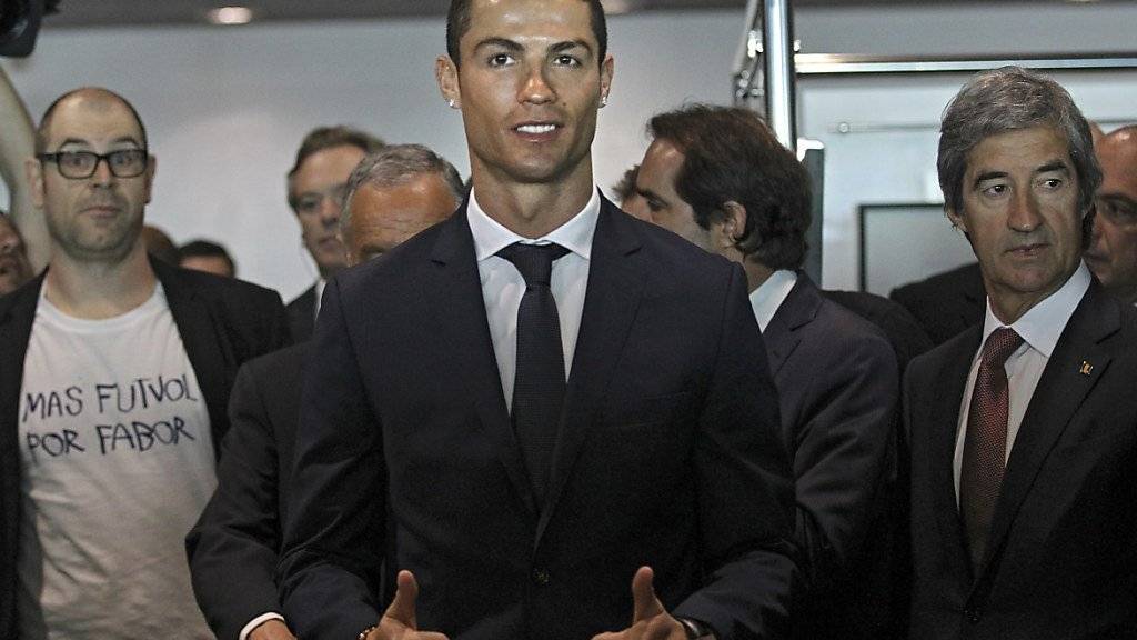 Die Genfer Privatbank Mirabaud hat offensichtlich in ihrem Spanien-Geschäft vom medialen Rummel um Steuerhinterziehungen des portugiesischen Fussballstars Cristiano Ronaldo (Bildmitte) profitiert. (Archiv)