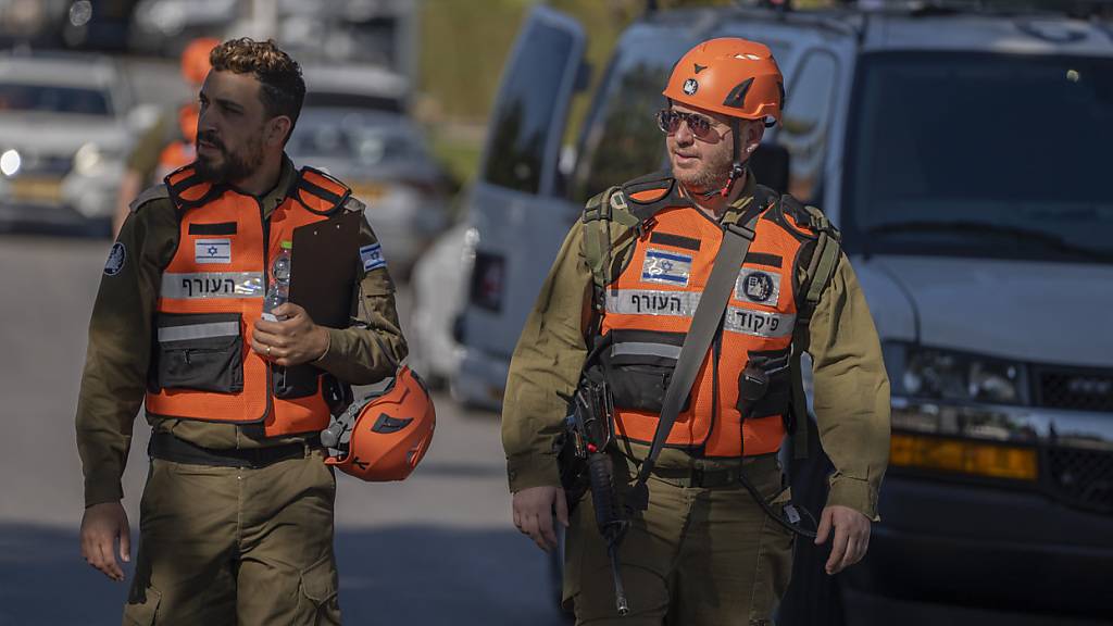 Israelische Sicherheitskräfte stehen am Ort eines Drohnenangriffs Wache. Foto: Ilia Yefimovich/dpa