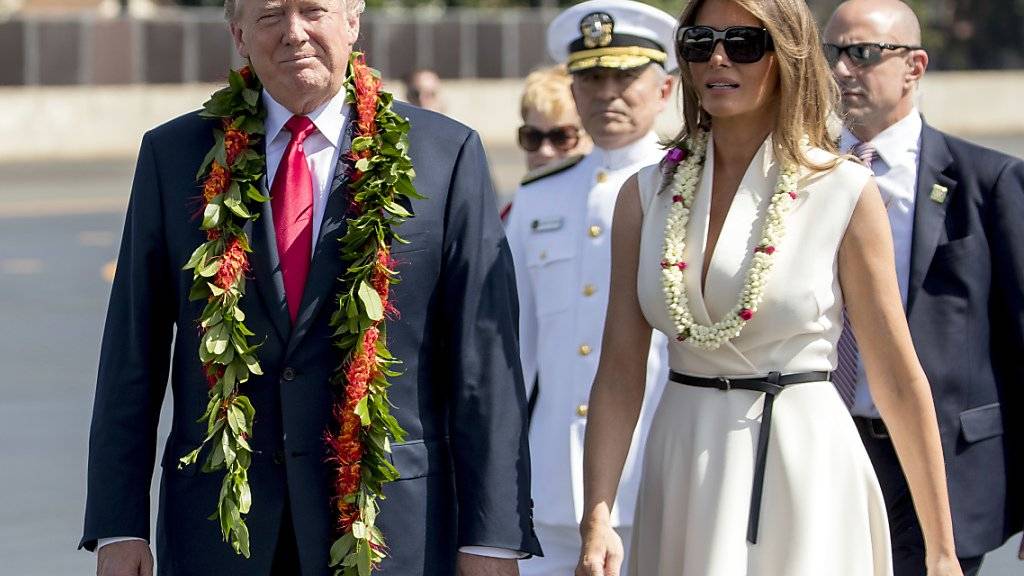 US-Präsident Donald Trump ist am Freitag gemeinsam mit seiner Frau in Hawaii eingetroffen und wurde mit den traditionellen Halsketten aus Blüten begrüsst.