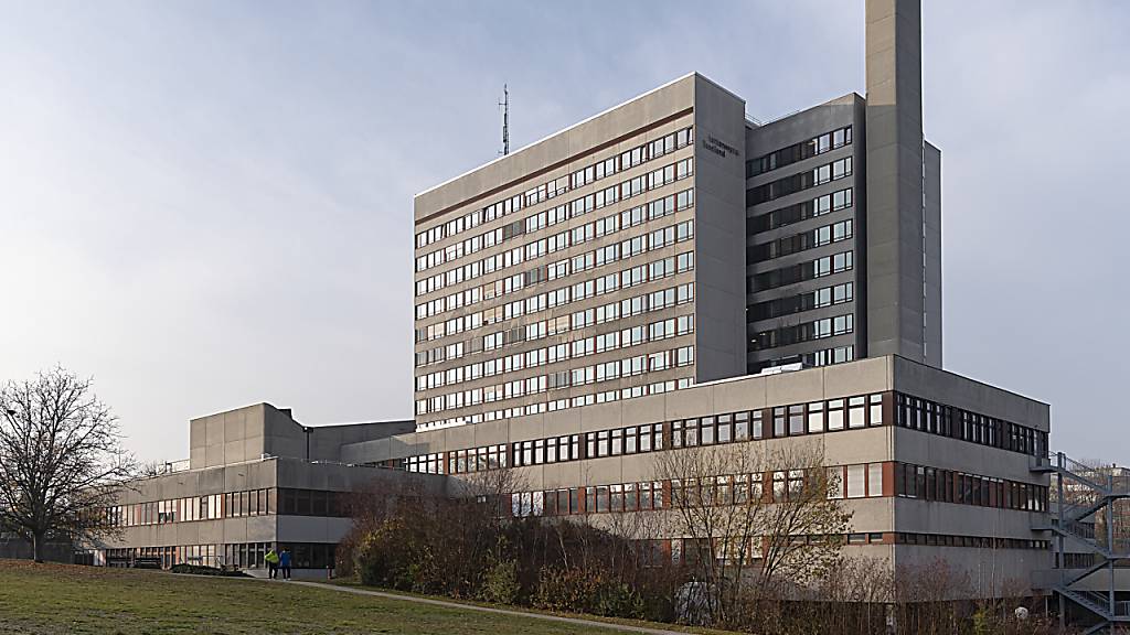 Ein 54-jähriger Mann ist an den Folgen des Coronavirus am Mittwoch im Baselbieter Bruderholzspital gestorben.