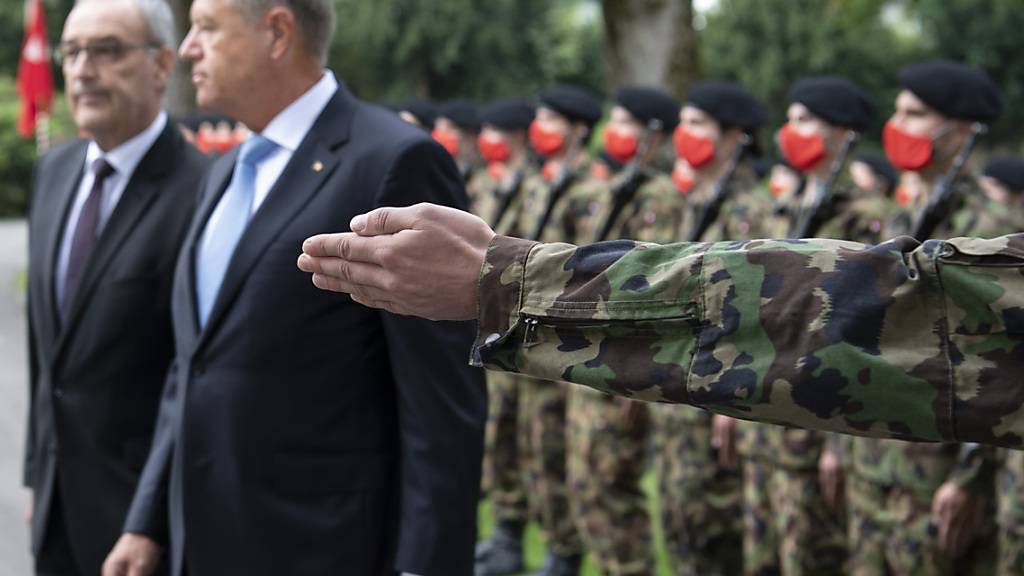 Empfang mit militärischen Ehren und Schutzmasken: Bundespräsident Guy Parmelin mit dem rumänischen Präsidenten Klaus Iohnannis (rechts) im Landgut Lohn bei Bern.