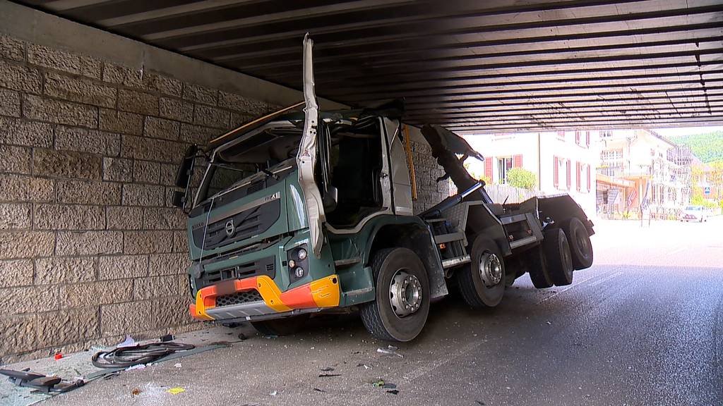 Sissach (BL): Lastwagen bleibt in SBB-Unterführung stecken – Chauffeur verletzt