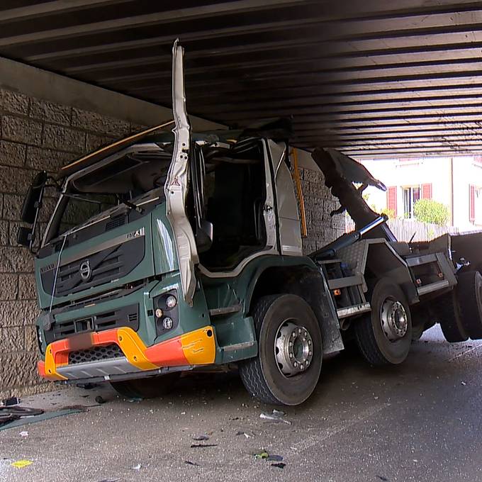 LKW steckt in Unterführung fest  – Fahrer wird eingeklemmt